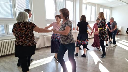 Country tance pro seniory pořádá v centru Jizerka na sídlišti Vltava v Českých Budějovicích Klub Aktiv
