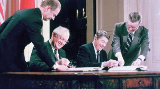 Michail Gorbačov a Ronald Reagan podepisují smlouvu o likvidaci jaderných raket středního a krátkého doletu, prosinec 1987