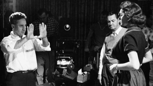 Elia Kazan (vlevo) při natáčení s herečkou Patricií Neal