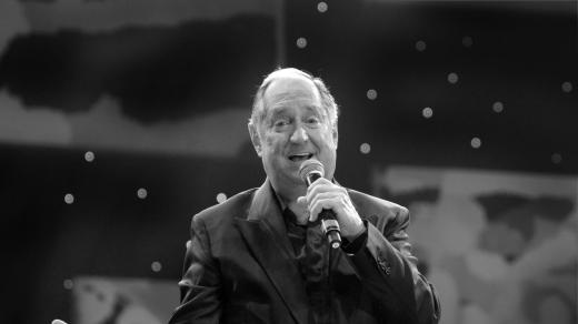 Zpěvák a autor Neil Sedaka v roce 2010