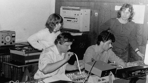 Pavel Žalman Lohonka (vpravo) při nahrávání v českobudějovickém rozhlase s hudebním režisérem Zbyňkem Mikulášem a mistrem zvuku Ludvíkem Fialou