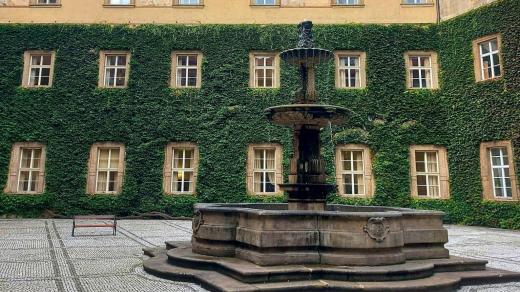 Révové nádvoří s kašnou a malovanými slunečními hodinami, kterých je v Klementinu celkem 15