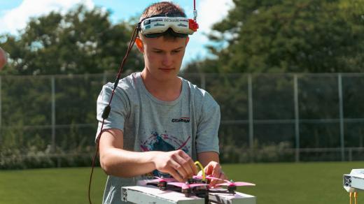 Pilot dronů Pavel Kolinský létá se stroji už od svých 5 let a sestrojil druhý nejlehčí dron na světě