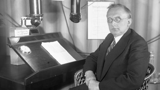 Kamil Krofta ve studiu Radiojournalu