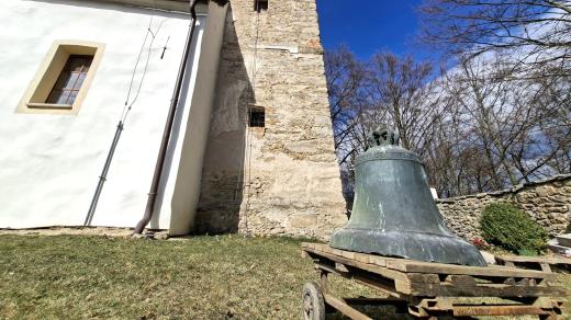 Snášení zvonů z kostela svatého Vavřince v Klení na Českokrumlovsku