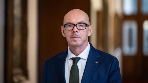 Ministr kultury Oto Klempíř (Motoristé) přichází na zasedání nové vlády ANO, SPD a Motoristů