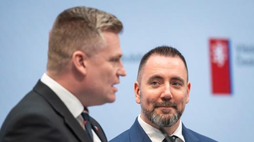 Zleva vládní zmocněnec pro klimatickou politiku a Green Deal Filip Turek a nový kandidát na ministra životního prostředí, poslanec Igor Červený (oba Motoristé) na tiskové konferenci po schůzi vlády