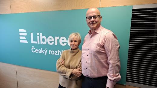 Lékařka a moderátorka Setkání u mikrofonu Jitka Ferbrová a její host, dětský ortoped Jan Charvát