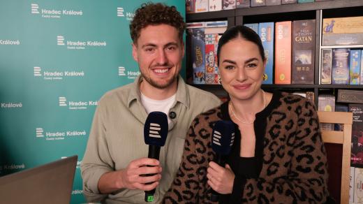 Vojtěch Urban a jeho ženy Betty v rozhlasové kavárně