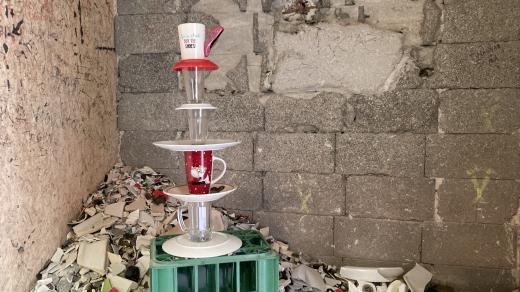 Připravené jsou hrnky, talíře, ale i lahve od šampaňského nebo stará umyvadla