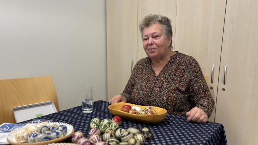 Marcela Hrabovská nám do rozhlasu přinesla ukázat své precizně nazdobené kraslice
