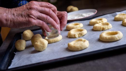 Z těsta tvarujeme kuličky a do nich pomocí skleničky děláme důlky