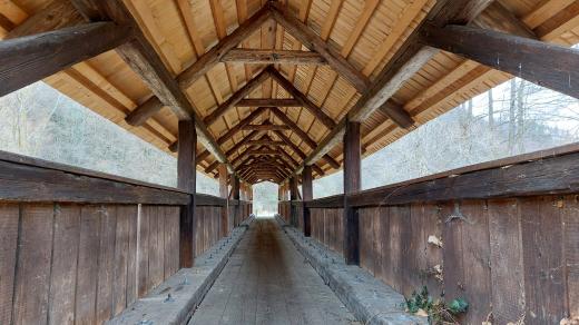 Stříška chrání před nepřízní počasí nejen poutníky, ale i dřevěnou mostovku