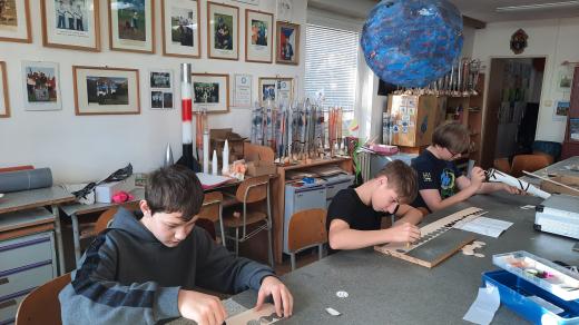 Raketoví modeláři z Krupky při práci
