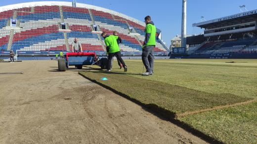 Pokládka nového trávníku na hrací ploše Androva stadionu v Olomouci