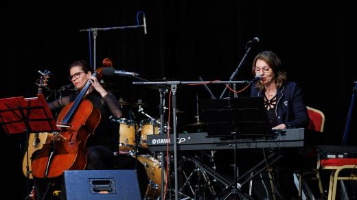 Barbora Soukupová a Monika Sonk při koncertě v českobudějovickém Divadle U Kapličky v říjnu 2025