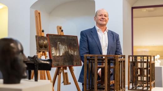 Ředitel ZČG Roman Musil s díly Zbyňka Sekala