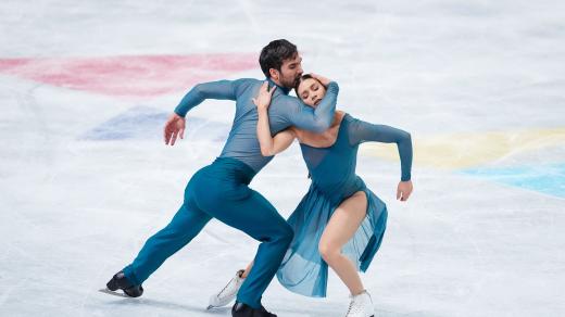 Krasobruslaři Laurence Fournier-Beaudryová a Guillaume Cizeron na mistrovství světa v Praze