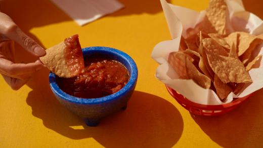 Tortilla chips se salsa dipem