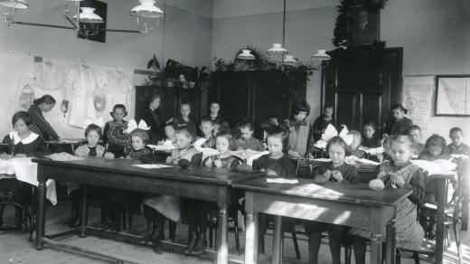 Výuka dívčích ručních prací - Ústav hluchoněmých, 20. léta 20. století