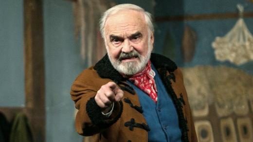 Zdeněk Svěrák ve hře Divadla Járy Cimrmana Záskok