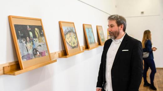 Výstava izraelského výtvarníka Zvi Tolkovského v Terezíně odkazuje na literární dílo Pavla Fischla, který přežil Osvětim