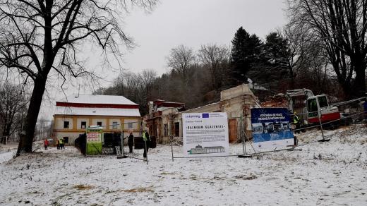 V areálu Velkých lázní v náchodské městské části Běloves upravují dělníci historickou kolonádu IDA