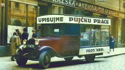Automobil s reklamou proti krizi v pražských ulicích (1933, digitálně kolorováno)