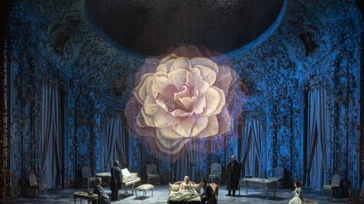 Scéna z Verdiho „La Traviata“