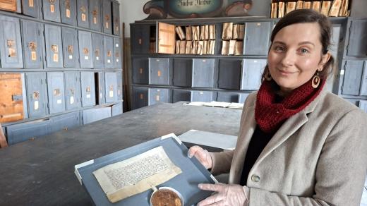 Na zámku v Českém Krumlově je oddělení Státního oblastního archivu v Třeboni. Shromažďuje dokumenty z celého českokrumlovského panství (na snímku vedoucí Kristina Popelka)