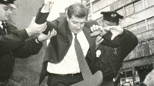 Miroslav Sládek snášen z podstavce sochy sv. Václava