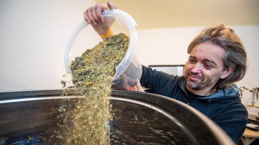 Pavel Vlček připravuje Šumavské bylinné v provozovně ve Volyni