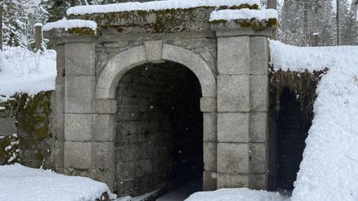 Necelých 400 metrů od horního portálu se nachází spodní portál, ze kterého voda vytéká dál k Jelením vrchům