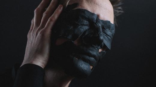 Výstava Šperk a figura (UPM) | Martin Grosman | Autoportrét (šperkový objekt), 2022 | plast, pigment, textil | soukromá sbírka