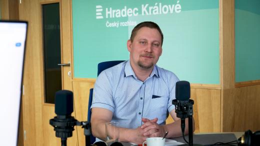 Stanislav Řezníček ve studiu Českého rozhlasu Hradec Králové