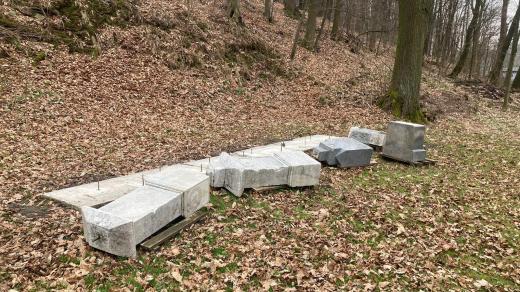 Dívčí Hrad na Bruntálsku začal s renovaci památníků po Němcích.