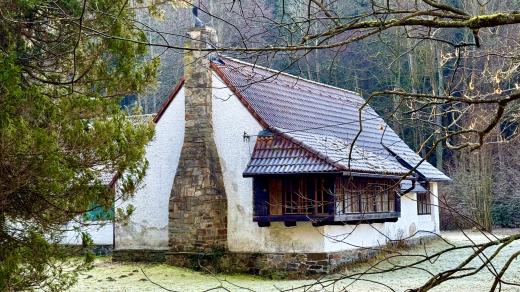 Jako chaloupka z Karafiátových broučků. Však také měli být předlohou pro chatu Jana Wericha