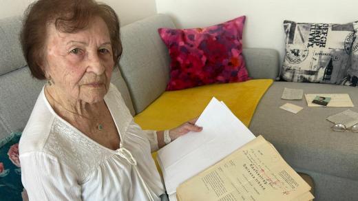 „Svítilo tehdy sluníčko a já jsem se dívala na tu krásnou krajinu. Je zajímavé, jak si to dítě může tak pamatovat,“ vzpomíná Jana Flachsová