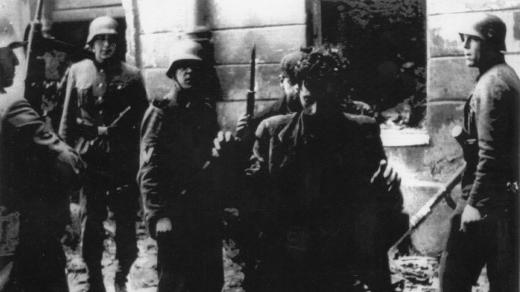 Nacističtí vojáci odvádějí skupinu zajatců ve varšavském ghettu, kde 19. dubna 1943 zahájili židovští bojovníci ozbrojené povstání