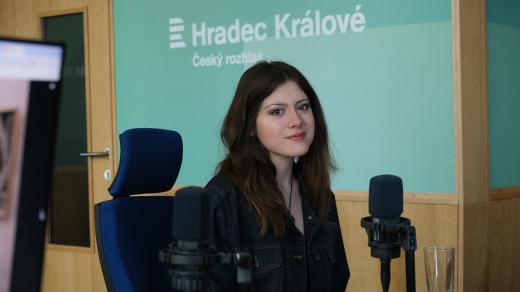 Klára Doležalová ve studiu Českého rozhlasu Hradec Králové
