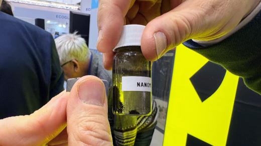 Lahvička s deseti miliardami nanobotů, které mají ve vesmíru čistit biofilm