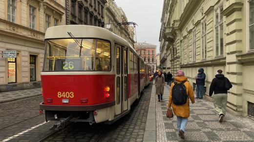 Kolona tramvají v ulici Dlážděná v centru Prahy