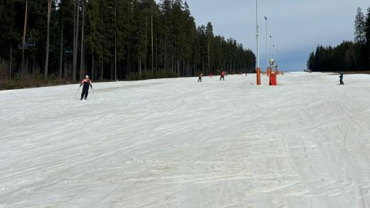 Ve skiareálu Lipno na Šumavě tento víkend končí lyžařská sezóna