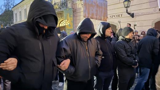 Muži v černých kapucách se objevují na každé akci Fideszu. Svými těli uzavřeli přístupovou cestu Orbánovým odpůrcům