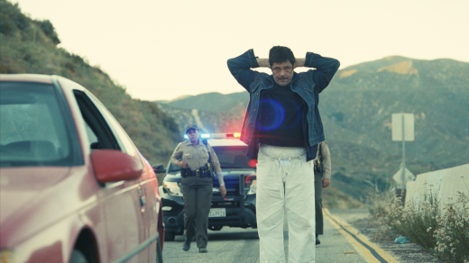 Benicio Del Toro jako mistr bojových umění se zálibou v kovbojských botách ve snímku Jedna bitva za druhou