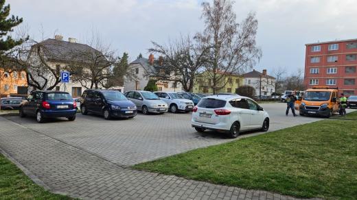 Město chce rozšířit parkoviště před bytovým domem na severním okraji Jihlavy