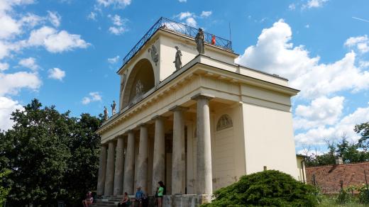 Dobrovolníci v Lednicko-valtickém areálu vrací původní vzhled krajině kolem Apollonova chrámu