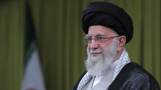 Íránský nejvyšší duchovní vůdce ajatolláh Alí Chameneí na fotografii z června 2024