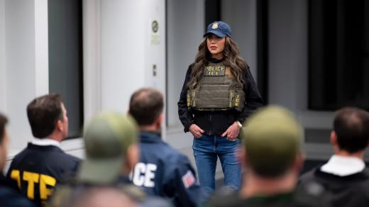 Ministryně vnitřní bezpečnosti Kristi Noemová při zatýkací akci Imigrační a celní správy (ICE)