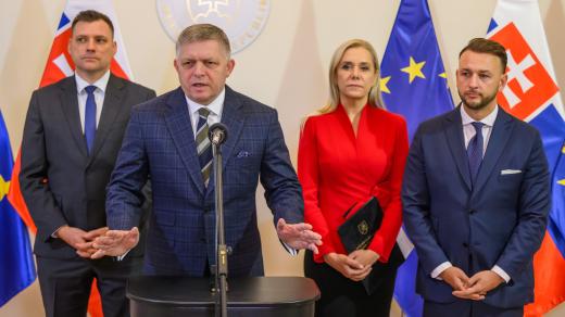 Zástupci slovenské vlády. Zleva ministr životního prostředí Tomáš Taraba (nominant SNS), premiér Robert Fico (Směr), ministryně hospodářství Denisa Saková (Hlas) a ministr vnitra Matúš Šutaj Eštok (Hlas)